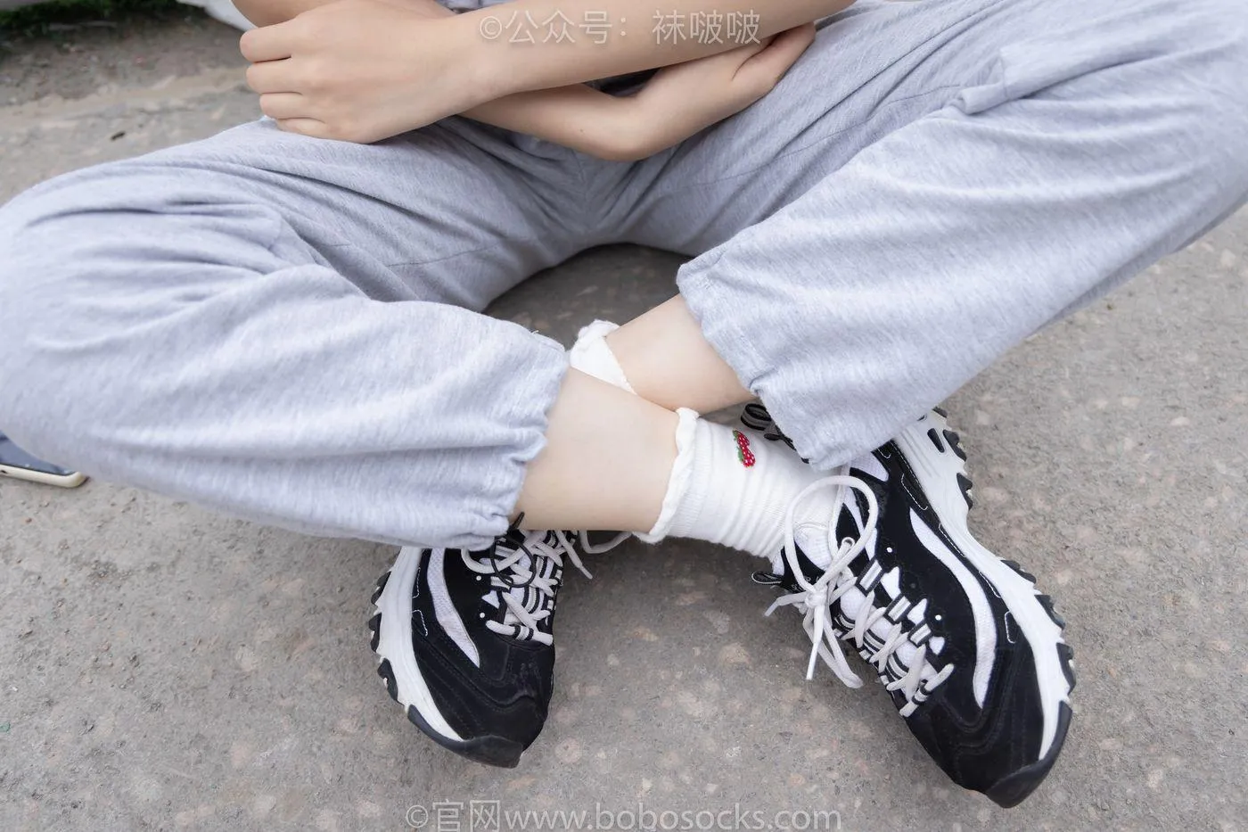 [BoBoSocks袜啵啵]NO.016 熊熊-斯凯奇运动鞋、棉袜（踩脏）、裸足 [147P]插图4